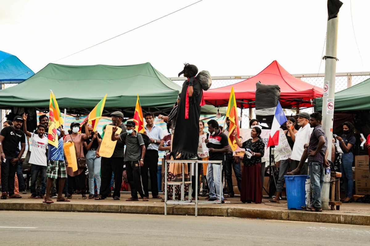 ސްރީލަންކާގެ އިގުތިސާދީ ހާލަތު ގޯސްވެ ކުރިމަތިވެފައިވާ ގޮންޖެހުންތަކާ ގުޅިގެން ކުރަމުންދާ މުޒާހަރާ - އޭޕްރިލް މަހުގެ ކުރީކޮޅުން ފެށިގެން ސްރީލަންކާގެ ސަރުކާރާ ދެކޮޅަށް އަޑުއުފުލާ މުޒާހަރާ ކުރާ މީހުންގެ އަދަދު ވަނީ އިތުރުވެފައި - ފޮޓޯ: ރާއްޖެއެމްވީ 