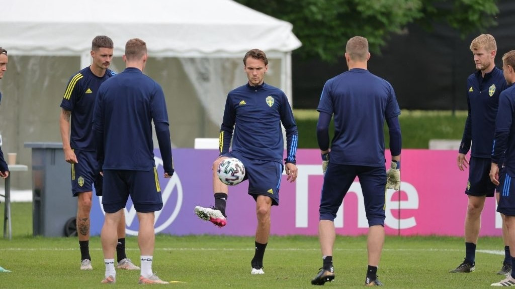 ޕޮލެންޑް މެޗުގެ ކުރިން ސްވިޑެންއިން ކުރިއަށްގެންދިޔަ ތަމްރީނުތަކުގެ ތެރެއިން