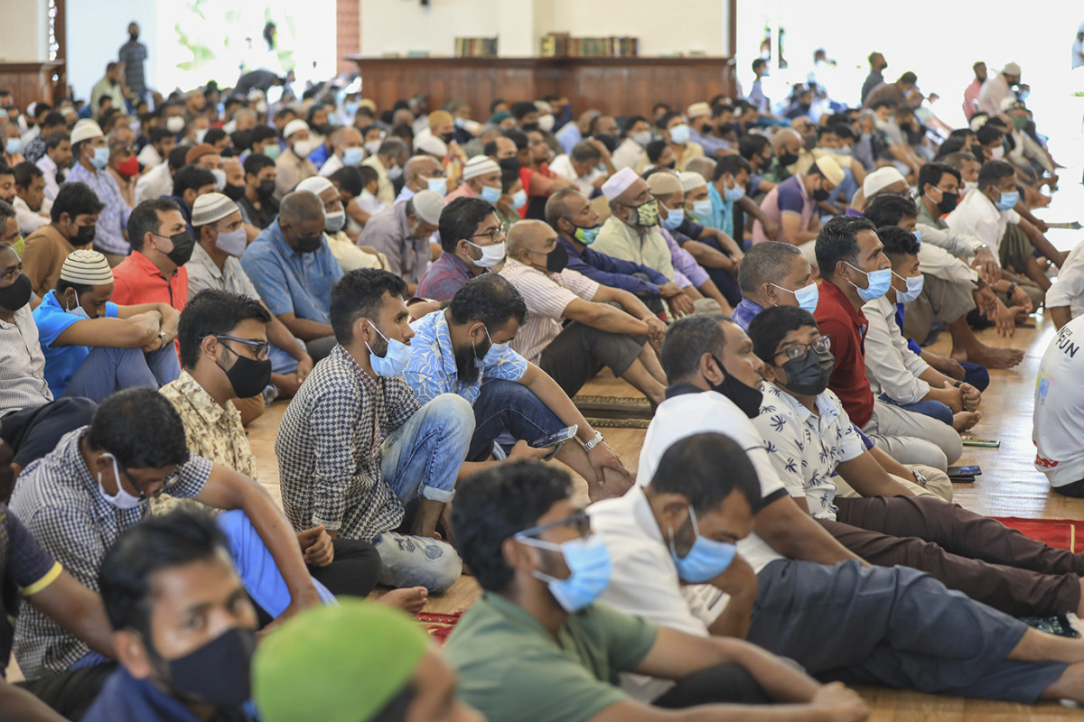 އިސްލާމީ މަރުކަޒުގައި ހުކުރު ނަމާދު ކުރުމަށް ޖަމާއަތް ހަދައިގެން