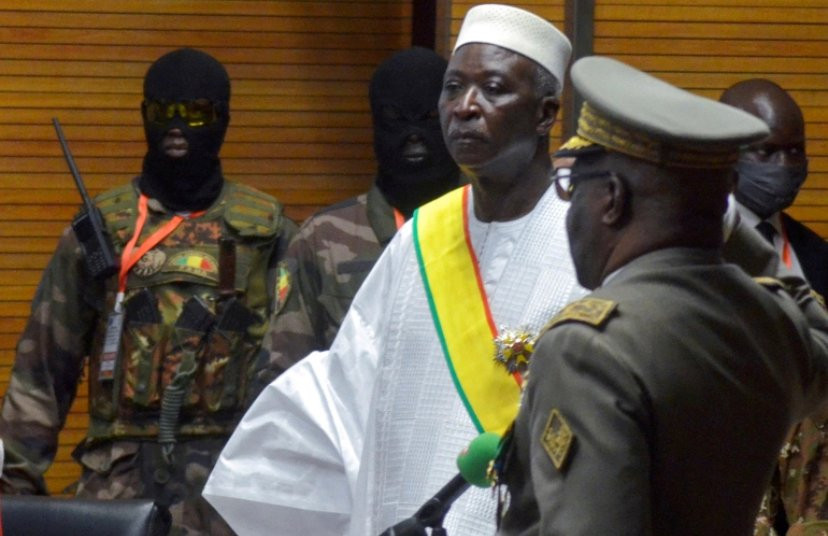 މާލީގެ ސިފައިން ބަޣާވާތެއް ހިންގުން