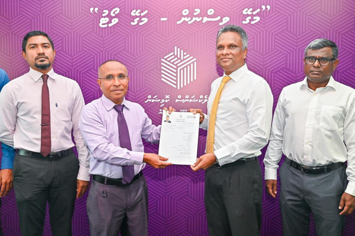 މާލެ ސިޓީގެ މޭޔަރުކަމަށް ކުރިމަތިލައްވާ އެމްޑީޕީގެ ކެންޑިޑޭޓް އާދަމް އާޒިމް ފޯމު ހުށަހަޅުއްވަނީ