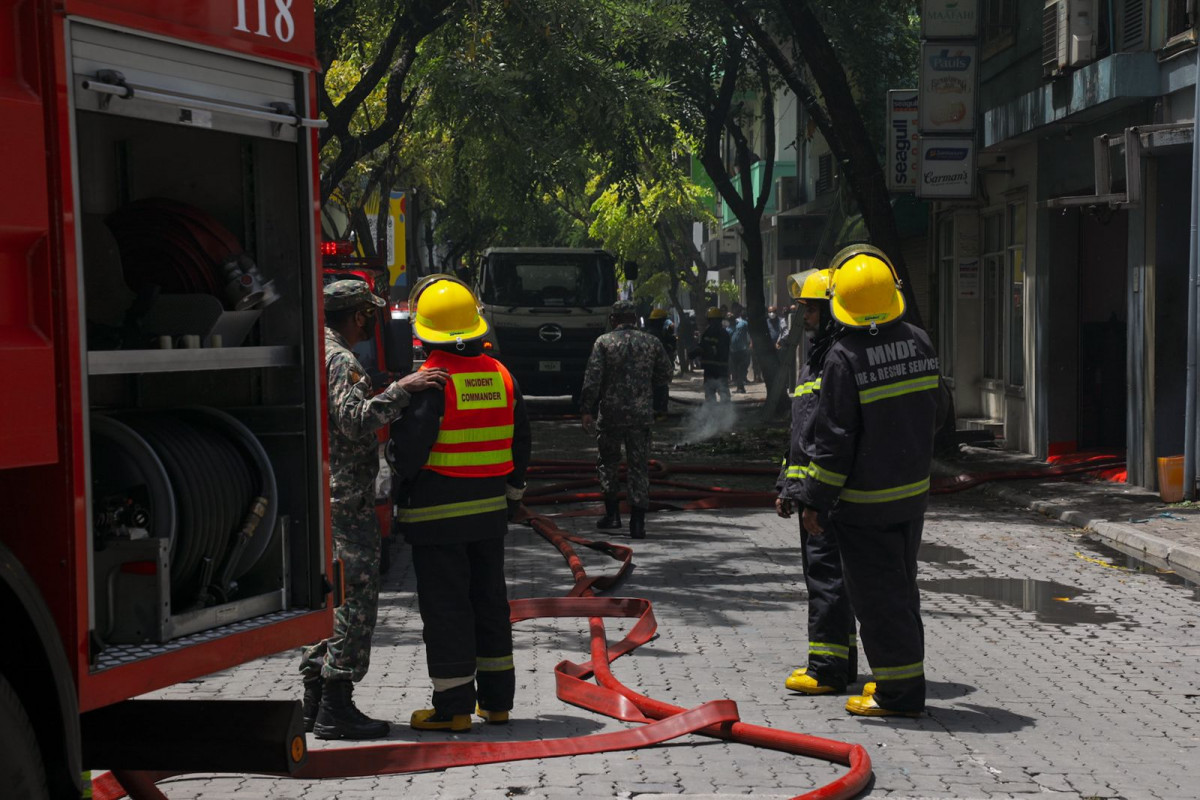 ގ. ތުނޑި އިމާރާތުގެ 4 ވަނަ ފަންގިފިލާގައި އަލިފާން ރޯވުން - އަލިފާން ނިއްވުމުގެ މަސައްކަތުގައި އެމްއެންޑީއެފްގެ ފަޔަރ އެންޑް ރެސްކިއު ޓީމުން ހަރަކާތްތެރިވަނީ - ފޮޓޯ: މުހައްމަދު އަނިލް