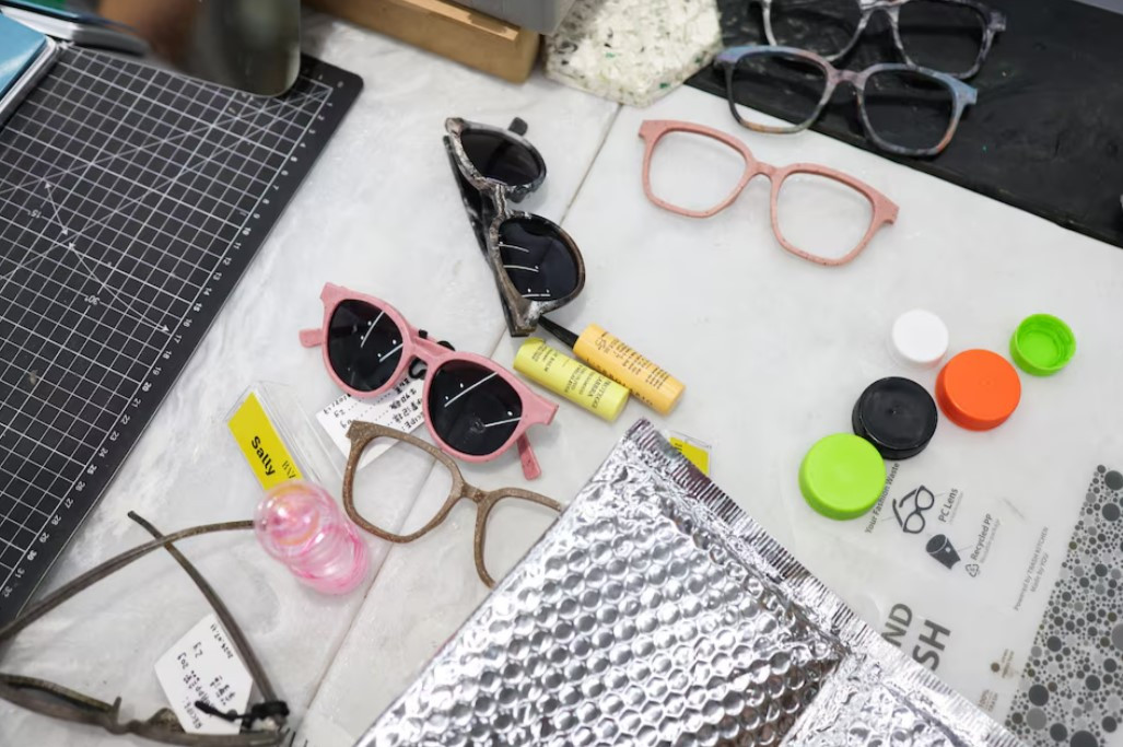 ޕްލާސްޓިކް ކުނިން އުފައްދާފައިވާ އަވިއައިނުތަކެއް ތައިވާނުގެ ވެރިރަށް ތައިޕޭގައި ހުންނަ ޓްރޭޝް ކިޗަންގައި ދައްކާލަނީ