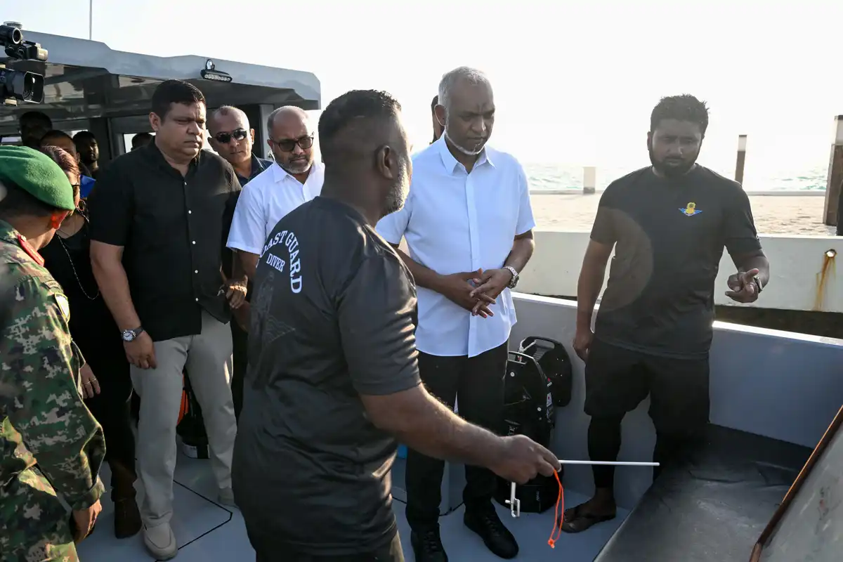 ފެލިދެއަތޮޅުގައި ފީނަން ދިޔަ އިޓަލީ ވިލާތުގެ ޑައިވަރުންތަކަކަށް ދިމާވި ހިތާމަވެރި ހާދިސާއާ ގުޅިގެން، ރައީސް ޑރ. މުޙައްމަދު މުޢިއްޒު އެ ހާދިސާ ހިނގި ސަރަހައްދަށް ޒިޔާރަތްކުރެއްވި އިރު މަސައްކަތާ ގުޅޭ މައުލޫމާތު މަހުދީ (ކ) ރައީސް އަށް ދެއްވަނީ