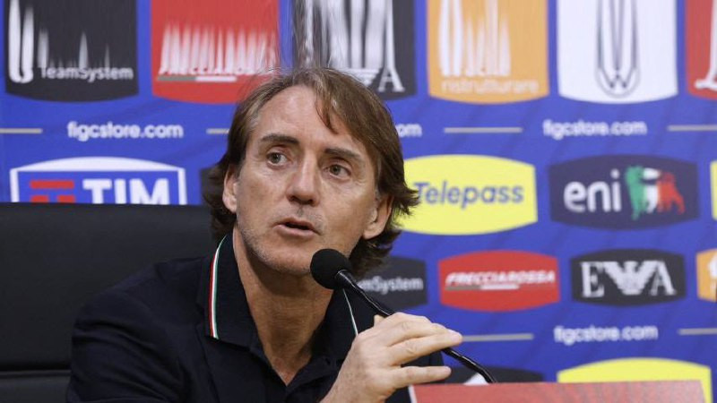 ޔޫރޯ ކޮލިފައިންގައި އިންގްލެންޑާ ދެކޮޅަށް ނުކުންނަ މެޗުގެ ކުރިން އޮތް ޕްރެސްގައި މަންޗިނީ ވާހަކަ ދައްކަނީ