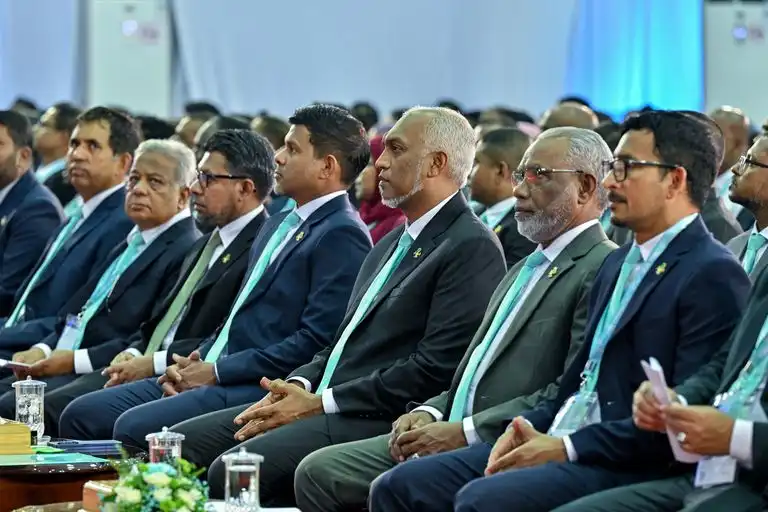 ޕީޕަލްސް ނެޝަނަލް ކޮންގްރެސް (ކޮންގްރެސް ޕާޓީ) ގެ ރައީސް ޑރ. މުޙައްމަދު މުޢިއްޒު އާއި ޕާޓީގެ އިސް ފަރާތްތައް