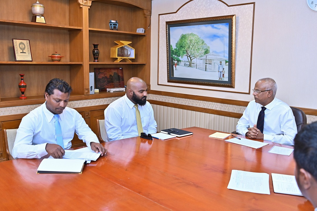 President discusses developmental plans with L. Maabaidhoo council