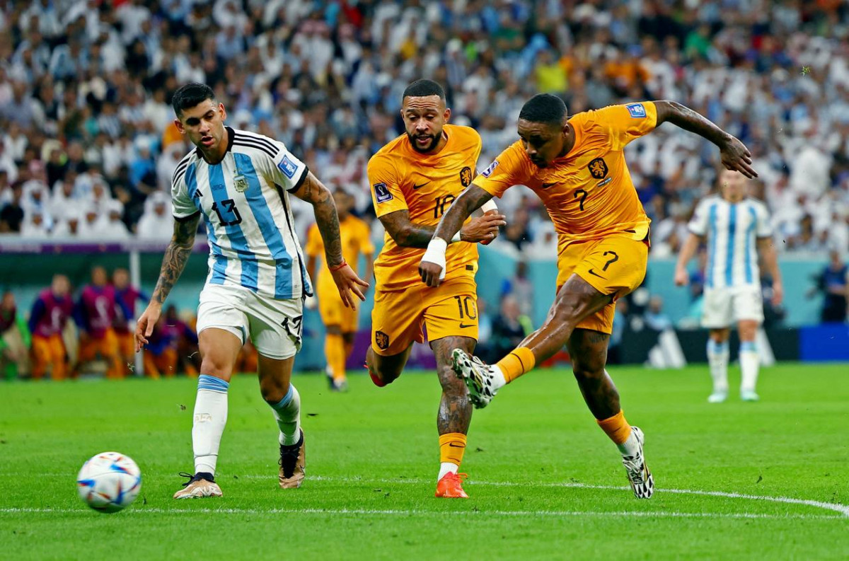 އާޖެންޓީނާ އަދި ނެދަލެންޑްސް ކުޅުނު މެޗުގެ ތެރެއިން - ފޮޓޯ: ރޮއިޓާސް