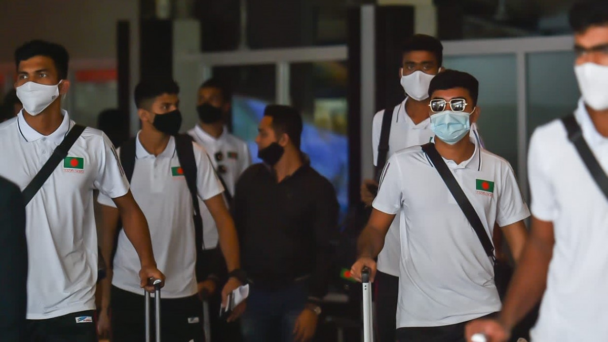 އެކުވެރިކަމުގެ މެޗުތަކަށް ބަންގްލަދޭޝް ވޮލީ ޓީމުން ރާއްޖެ އައިސް އެއާޕޯޓުގައި