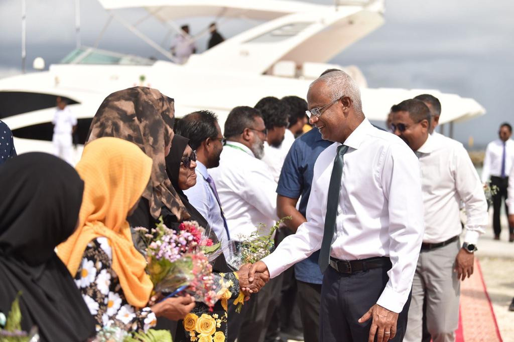 ރައީސް ޞާލިޙް މ. އަތޮޅަށް ކުރައްވާ ދަތުރުފުޅުގެ ތެރެއިން މ. ވޭވަށަށް ވަޑައިގަތުން - ރައީސް ވިދާޅުވީ މި ދައުރު ނިމޭއިރު، ލަފާފުރުމުގެ ދަތިކަން ހައްލުނުވާ އެއްވެސް ރަށެއް ނޯންނާނެ ކަމަށް - ފޮޓޯ: ރައީސް އޮފީސް