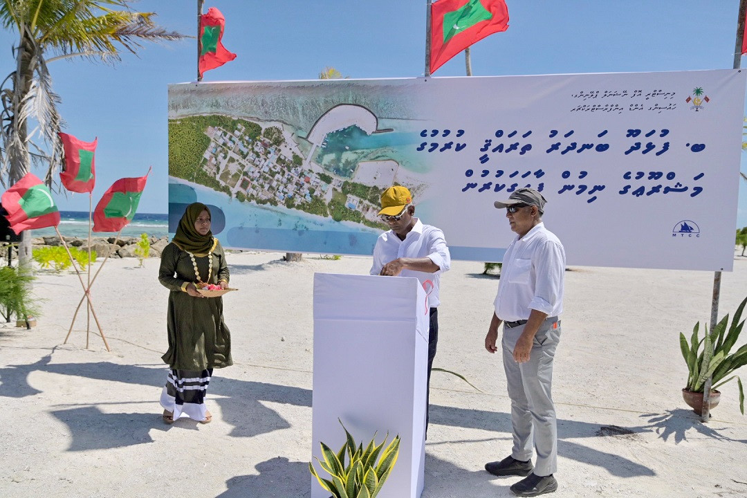 ބ. އަތޮޅު ފުޅަދޫ ބަނދަރު ތަރައްގީ ކުރުމުގެ މަޝްރޫއުގެ ނިމުން ފާހަގަކުރުމުގެ ރަސްމިއްޔާތުގެ ތެރެއިން - ފޮޓޯ: ރައީސް އޮފީސް