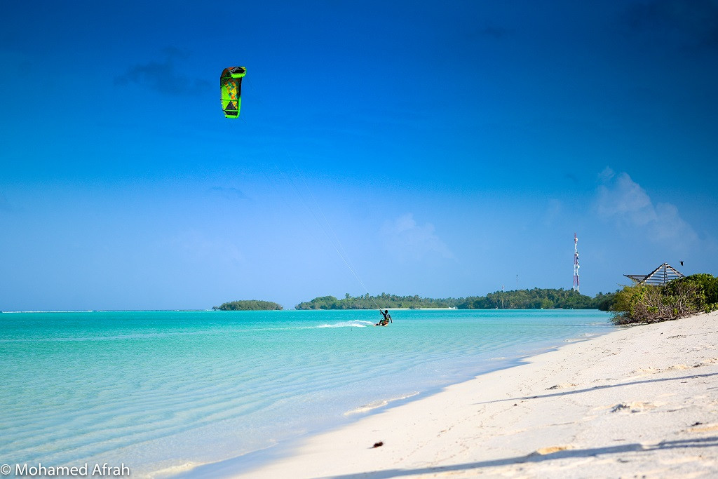 ށ. ފުނަދޫ - ފުނަދޫގެ ހިތްގައިމު ބީޗް، އެ ސަރަހައްދުގައި މީހަކު ސްކައި ޑައިވް ކުރަނީ - ފޮޓޯ: މުހައްމަދު އަފްރާހް