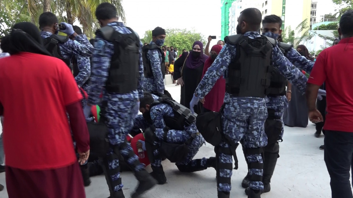 އިދިކޮޅުން ހުކުރު ދުވަހު ކުރިއަށް ގެންދިޔަ މުޒާހަރާގެ ތެރެއިން