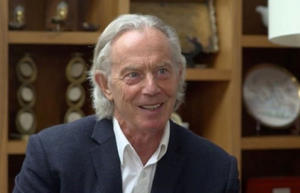 އިނގިރޭސިވިލާތުގެ ކުރީގެ ބޮޑުވަޒީރު ޓޯނީ ބްލެއަރ. އުމުރުފުޅުން 68 އަހަރުވީ ބްލެއަރގެ ހެއަރ ސްޓައިލަށް ވަނީ ބޮޑު ބަދަލެއް އައިސްފައި