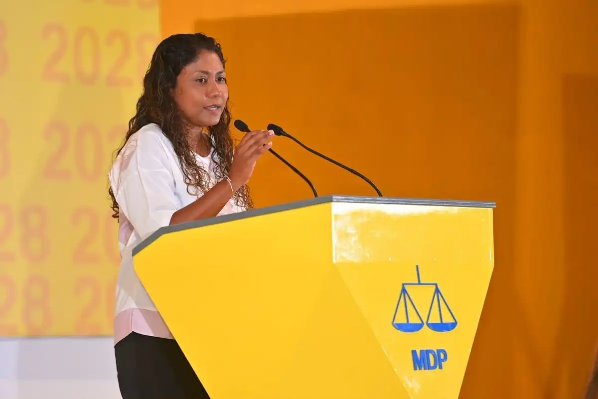 ހިސާން ހުސައިން އައްޑޫ ސިޓިގައި ބޭއްވި ޖަލްސާގައި ވާހަކަ ދައްކަވަނީ
