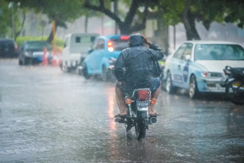 Heavy rain lashes Male' City.