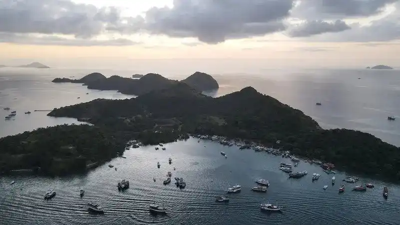 އިންޑޮނޭޝިއާގެ އީސްޓް ނޫސާ ޓެންގަރާ ޕްރޮވިންސްގެ ލަބޫއާން ބާޖޯގައި ބޯޓު ތަކެއް