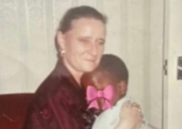 ރޮސަލިންޑާ އާއި އަޑިއޯލާ: އަޑިއޯލާގެ މަންމަ އޭނާ ރޮސަލިންޑާގެ ގާތުގައި ބަހައްޓާފައި ދިޔައީ ބާޒާރަށޭ ބުނެފައި