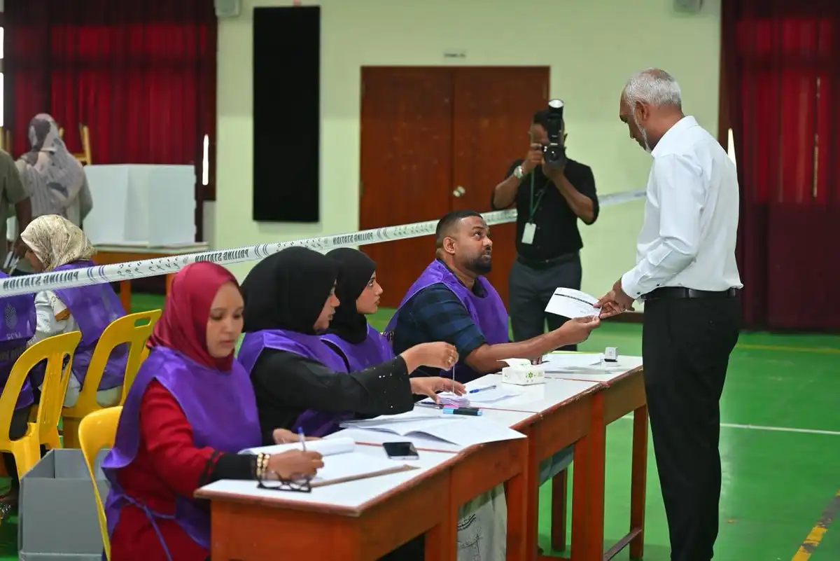 ރައީސް މުއިއްޒު ވޯޓު ލައްވަނީ