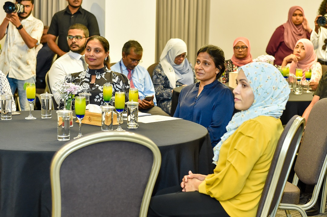 ދަރިވަރުންނަށް ނަފްސާނީ ފުރަތަމަ އެހީ ފޯރުކޮށްދިނުމުގެ ހެލްޕްލައިންގައި މަސައްކަތްކުރައްވާ ކައުސިލަރުން ތަމްރީން ކުރުމާއި ހެލްޕްލައިން ޚިިދުމަތް ފޯރުކޮށްދޭނެ އުޞޫލުތައް އެކުލަވާލުމުގައި ދިވެހި ރެޑްކްރެސެންޓުން ވަނީ ފަންނީ އެހީތެރިކަން ފޯރުކޮށްދީފަ - ފޮޓޯ: ރައީސް އޮފީސް