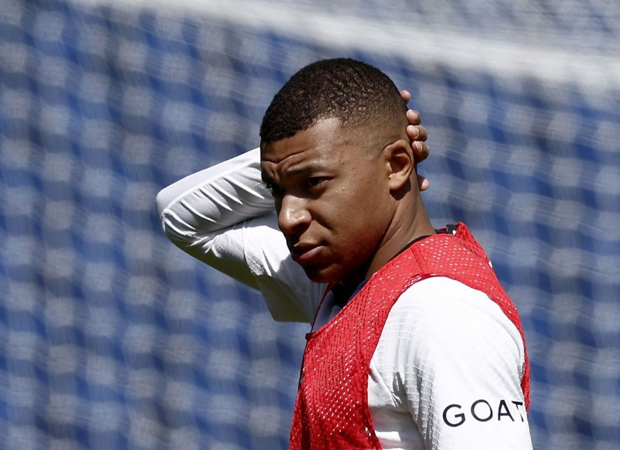 ޕީއެސްޖީ އަށް ކުޅެމުން އަންނަ ކީލިއަން އެމްބާޕޭ