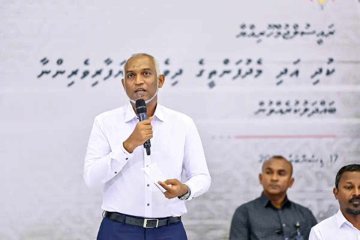 ރައީސުލްޖުމްހޫރިއްޔާ ޑޮކްޓަރ މުޙައްމަދު މުޢިއްޒު ކުދިފަންތިއާއި މެދުފަންތީގެ ވިޔަފާރިވެރިންނާ ބައްދަލުކުރައްވައި ވާހަކަފުޅު ދައްކަވަނީ