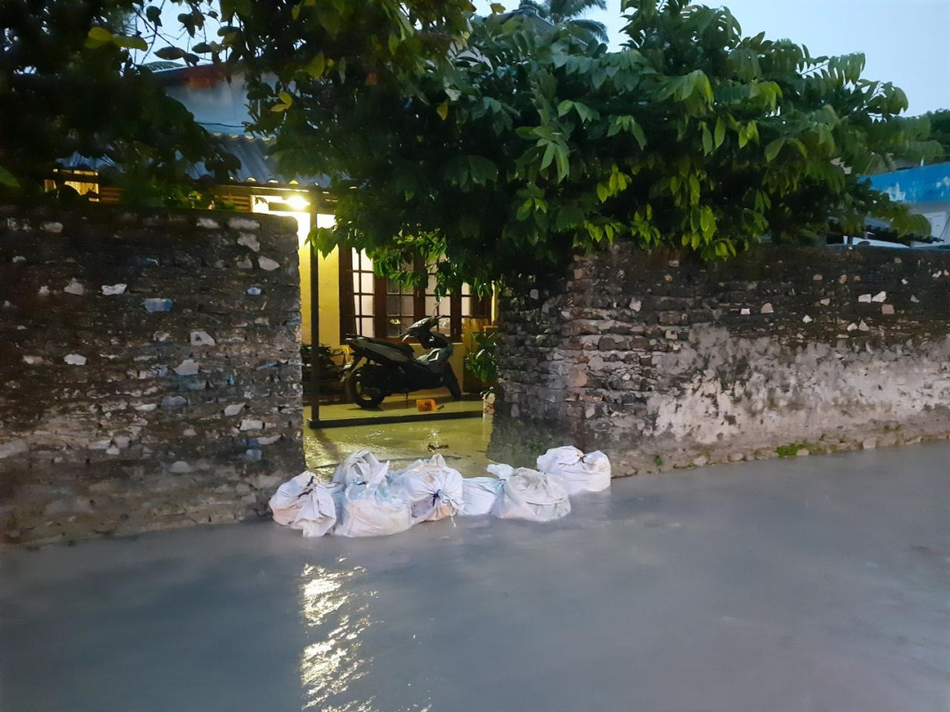 އައްޑޫ ސިޓީއަށް ކުރި ވިއްސާރަގައި ފެންބޮޑުވެގެން ގެއެއްގެ ބޭރުގައި ވެލިބަސްތާ ޖަހާފައި