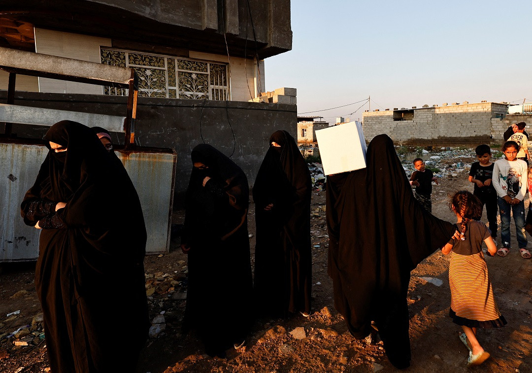 ވޮލެންޓިއަރުން ބަހާ ކާއެއްޗެހި ހިމެނޭ ފޮށިގަނޑު ހޯދުމަށް އައިސް ތިބި މީހުން - ފޮޓޯ: ރޮއިޓަރސް