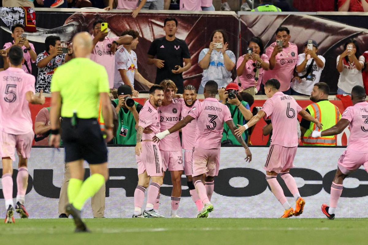 މެޗުގައި ލަނޑު ޖެހުމަށްފަހު މެސީ، މިއާމީގެ ކުޅުންތެރިންނާއެކު އުފާ ފާޅުކުރަނީ