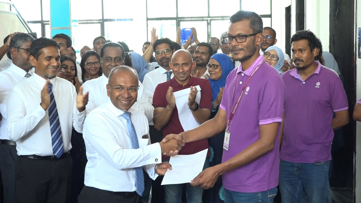 ދަ ޑިމޮކްރެޓްސް ޕާޓީ ރަޖިސްޓްރީކުރަން ފޯމްތައް ހަވާލުކުރަނީ