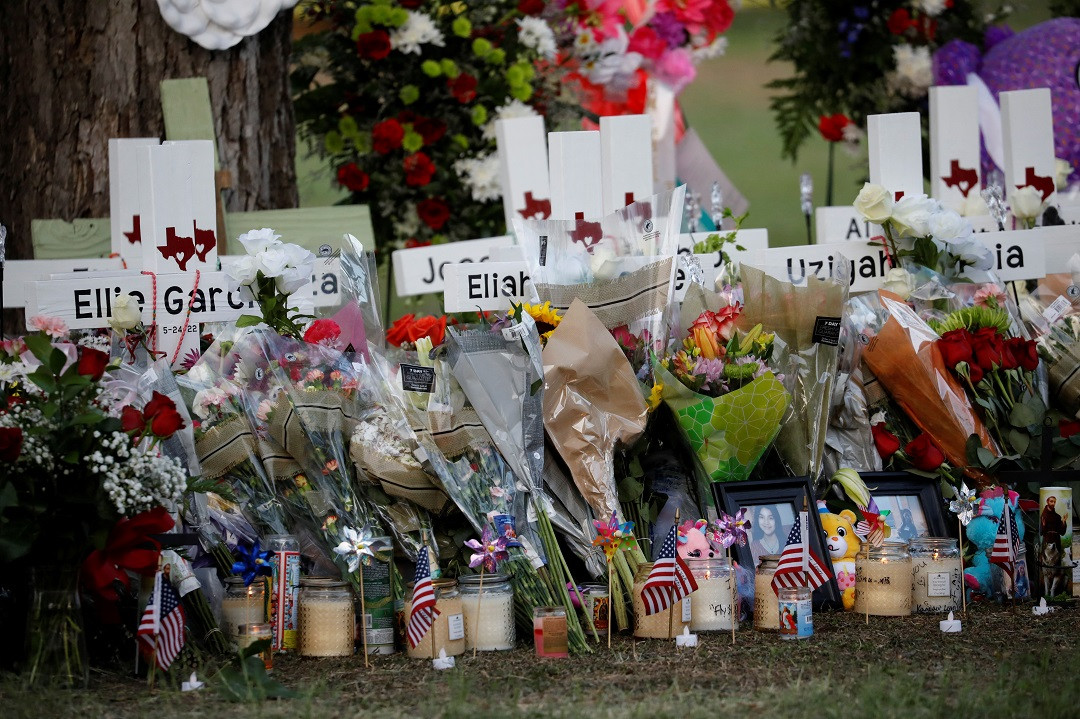 އެމެރިކާގެ ޓެކްސަސްގެ ރޮބް އެލެމެންޓްރީ ސްކޫލްގައި ދިން ބަޑީގެ ހަމަލާގައި މަރުވި ކުދިންނާއި ޓީޗަރުންނަށް ބަހައްޓާފައިވާ މާބޮޑި ތަކަކާއި އުއްބަތިތަކެއް - ފޮޓޯ: ރޮއިޓަރސް