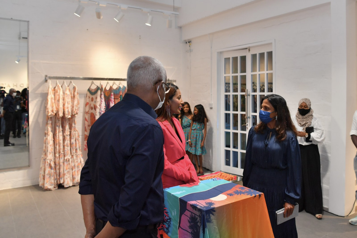 ރައިދާސް މޯލްޑިވްސް ސްޕްރިންގ ސަމަރ ކަލެކްޝަން 2022 އިފްތިތާޙުކުރުން - ރައިދާސް މޯލްޑިވްސް އަކީ 2015 ވަނަ އަހަރު ވުޖޫދަށްގެނައި ދިވެހި ފެޝަން ލޭބަލެއް. މި ލޭބަލް ޚާއްޞަކުރެވިފައި ވަނީ އަންހެން ބޭފުޅުންގެ ތަފާތު ވައްތަރުގެ ހެދުންތަކަށް - ފޮޓޯ: ރައީސް އޮފީސް