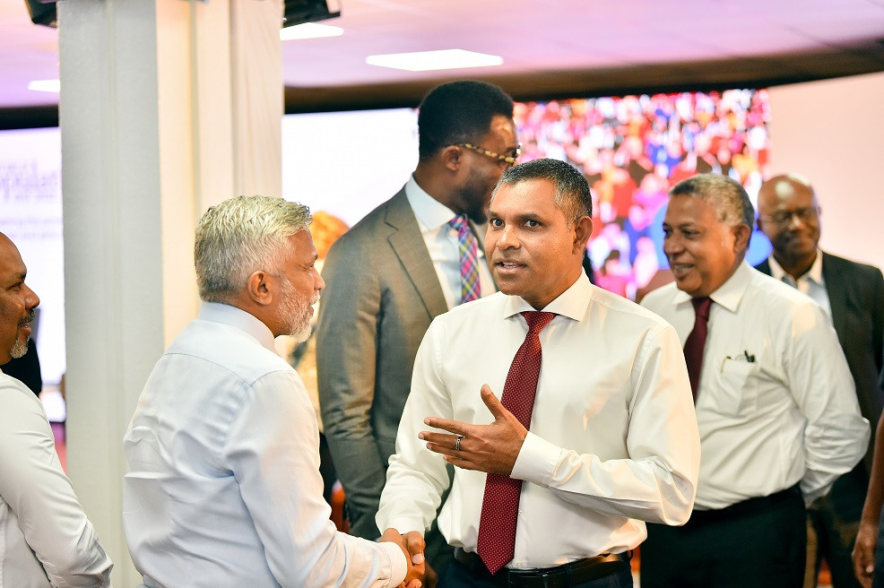 ރައީސުލްޖުމްހޫރިއްޔާގެ ނައިބު ފައިޞަލް ނަޞީމް ޖަލްސާގެ ބައިވެރިއަކާ ވާހަކަ ދައްކަވަނީ - ފޮޓޯ: ރައީސް އޮފީސް