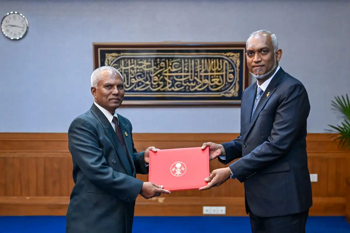 ވަޒީފާއާބެހޭ ޓްރައިބިއުނަލްގެ މެންބަރުކަމުގެ ލިޔުން ރައީސުލްޖުމްހޫރިއްޔާ ޝުއައިބުއަށް ހަވާލު ކުރައްވަނީ