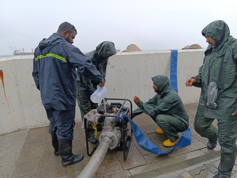 މާލޭގެ ބައެއް މަގުތަކުގައި ފެންބޮޑުވެފައިވާތީ އެމްއެންޑީއެފް އިން ފެން ހިއްކަނީ