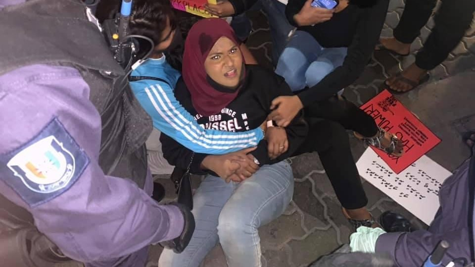 ޖިންސީ ފުރައްސާރައާ ދެކޮޅާށް ކުރި މުޒާހަރާ ހުއްޓުވުމަށް ފުލުހުން ބައިވެރިންނަށް އަނިޔާކުރި ކަމަށް ބުނޭ