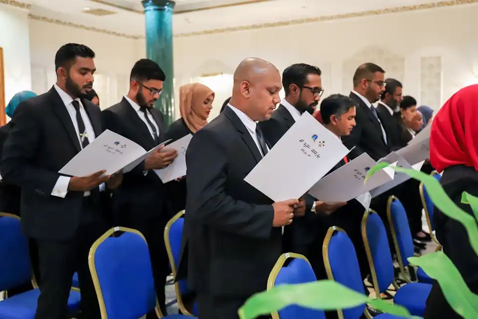 ގާނޫނީ ވަކީލުން ހުވާ ކުރެއްވި ރަސްމިއްޔާތެއްގެ ތެރެއިން. ފައިލް ފޮޓޯ