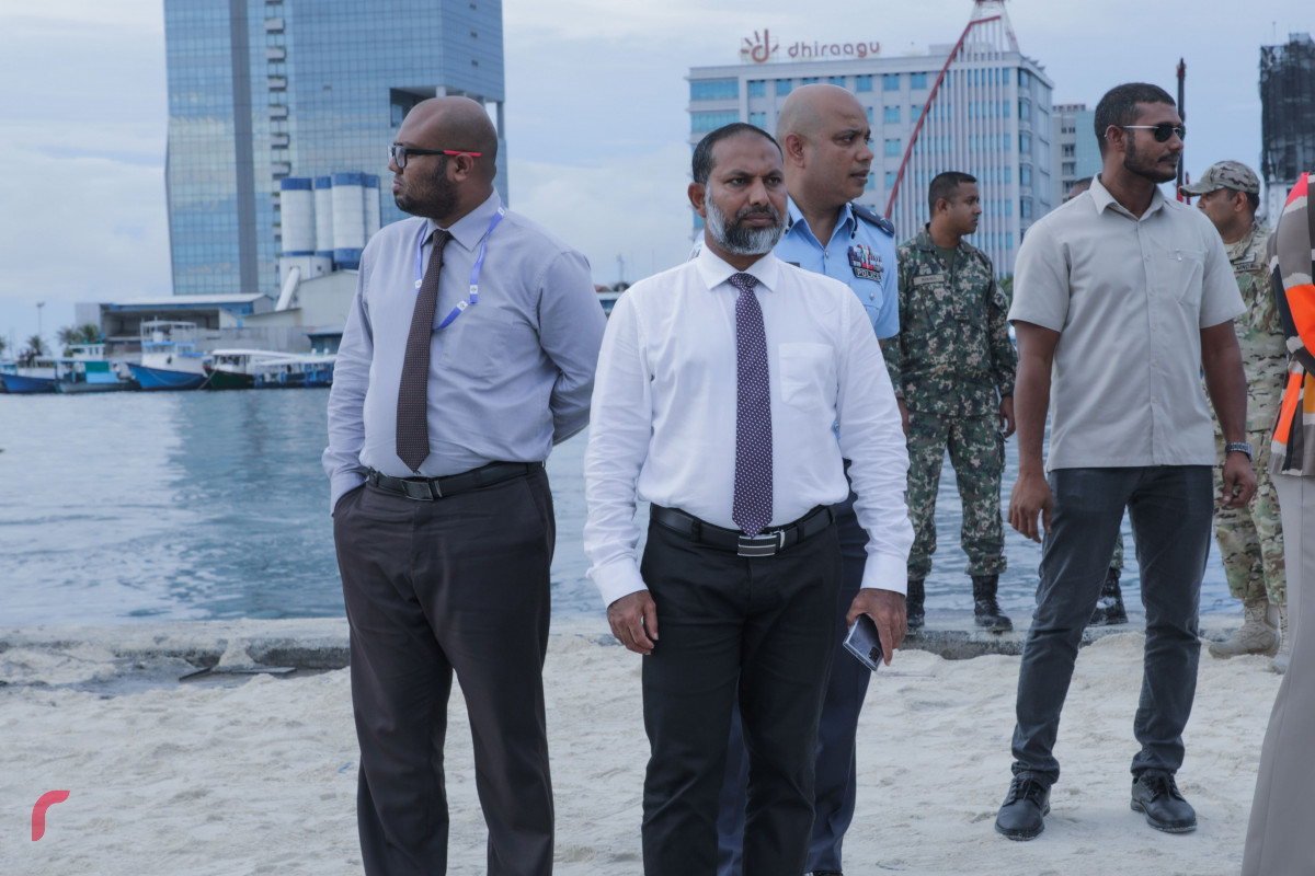 ޓީޖެޓީ ސަރަހައްދުގައި އޮތް ތެޔޮ ބައުޒަރެއްގައި ރޯވި އަލިފާންގަނޑު ނިއްވާލުން - އެ ސަރަހައްދަށް ޑިފެންސް މިނިސްޓަރ މާރިޔާ އަހްމަދު ދީދީއާ ހޯމް މިނިސްޓަރ ޝެއިހް އިމްރާން އަބްދުﷲ ވަނީ ވަޑައިގެންފަ -- ފޮޓޯ: ރާއްޖެ.އެމްވީ