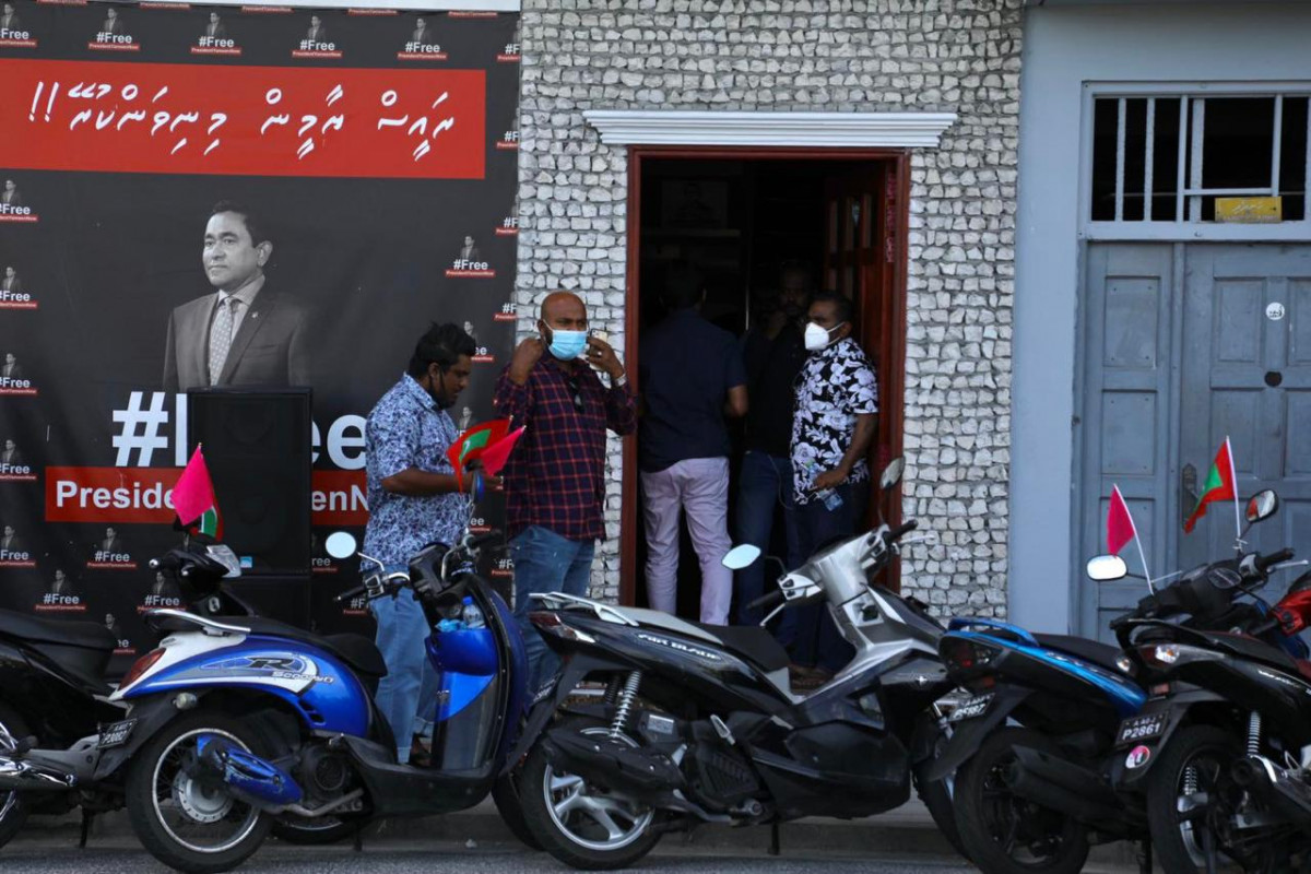 ޕީޕީއެމް ޒުވާނުން ބާއްވާ ސައިކަލް ބުރަށް ތައްޔާރުވުމުގެ ތެރެއިން - ފަސް އަހަރުގެ ޖަލު ހުކުމެއް ތަންފީޒުކުރައްވަމުން ގެންދަވާ ކުރީގެ ރައީސް ޔާމީން ދޫކޮށްލަން ގޮވާލައި، އިދިކޮޅު ކޯލިޝަނުން ވަނީ 25 އޮގަސްޓު 2020 ވަނަ ދުވަހު މާފުށީ ބޭރުން ކަނޑުމަތީގައި މުޒާހަރާކޮށްފައި - ފޮޓޯ: ރާއްޖެއެމްވީ