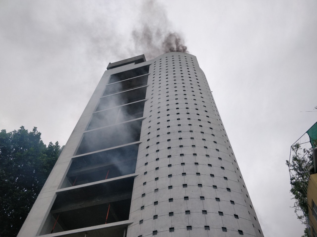 ޙ. ފޯވިންޑްސް ގެ މަތީ ފްލޯރ އިން ދުން އަރަނީ