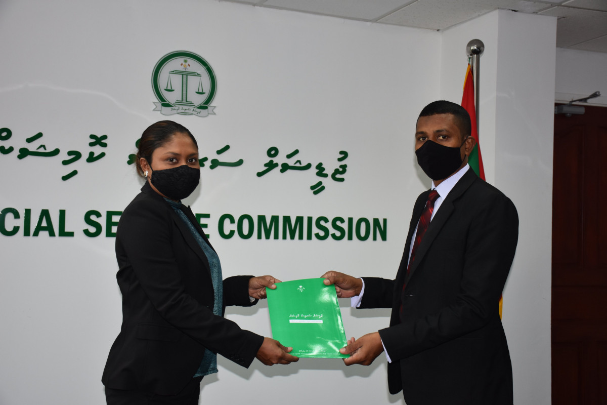 މިއަދު ޖޭއެސްސީގައި ބޭއްވި ރަސްމިއްޔާތެއްގައި ކްރިމިނަލް ކޯޓުގެ އިސްގާޒީ ކަމުގެ ފަތްކޮޅު އެކޯޓުގެ ގާޒީ އަހުމަދު ޝަކީލަށް އަރުވަނީ