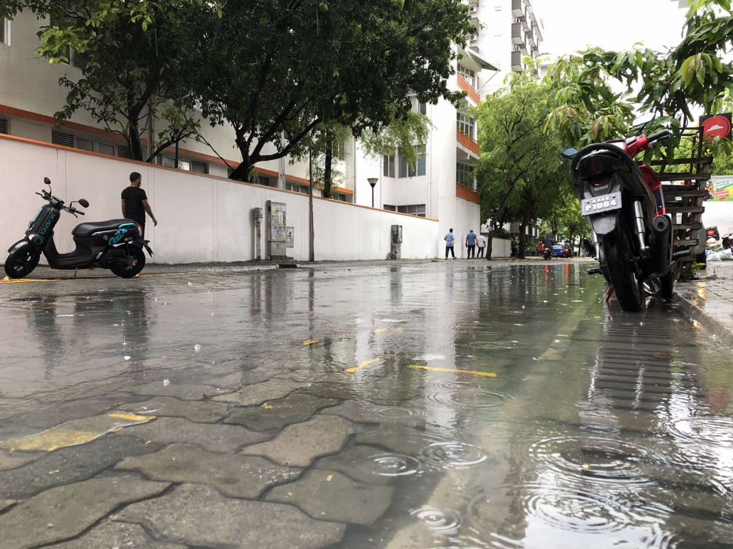 17 ޖުލައި 2020 ގައި މާލެއަށް ކުރި ވިއްސާރައިގައި ވާރެވެހި، މަގުތަކުގައި ފެން ހެދިފައި - ބޯކޮށް ވާރޭ ވެހިއްޖެނަމަ އާއްމުކޮށް  މާލޭގެ މަގުތަކުގައި ފެންބޮޑުވޭ - ފޮޓޯ: ރާއްޖެއެމްވީ