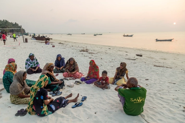 ލަކްޝަދީޕް އައިލެންޑްސް ގެ ރައްޔިތުންތަކެއް - ލަކްޝަދީޕް އަކީ 12 އަތޮޅު ހިމެނޭ ޖަޒީރާ ރަށްތަކެއްގެ މައްޗަށް އެކުލެވޭ ސަރަހައްދެއް