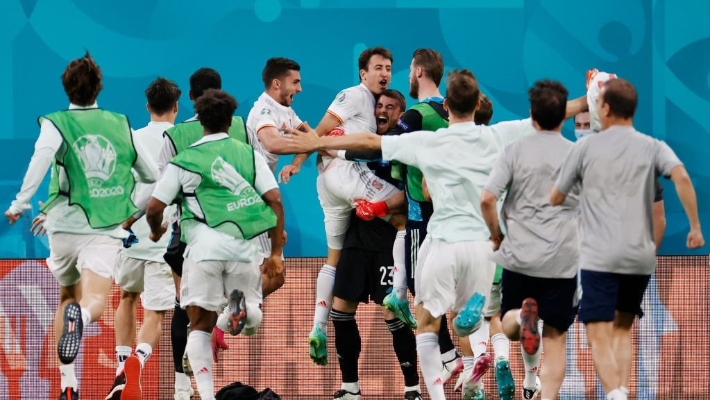 ސްޕެއިނާއި ސްވިޓްޒަލެންޑް ބައްދަލުކުރި މެޗަށްފަހު ސްޕެއިނުގެ ކުޅުންތެރިން އުފާފާޅުކުރަނީ - ފޮޓޯ: ގެޓީ އިމޭޖަސް 