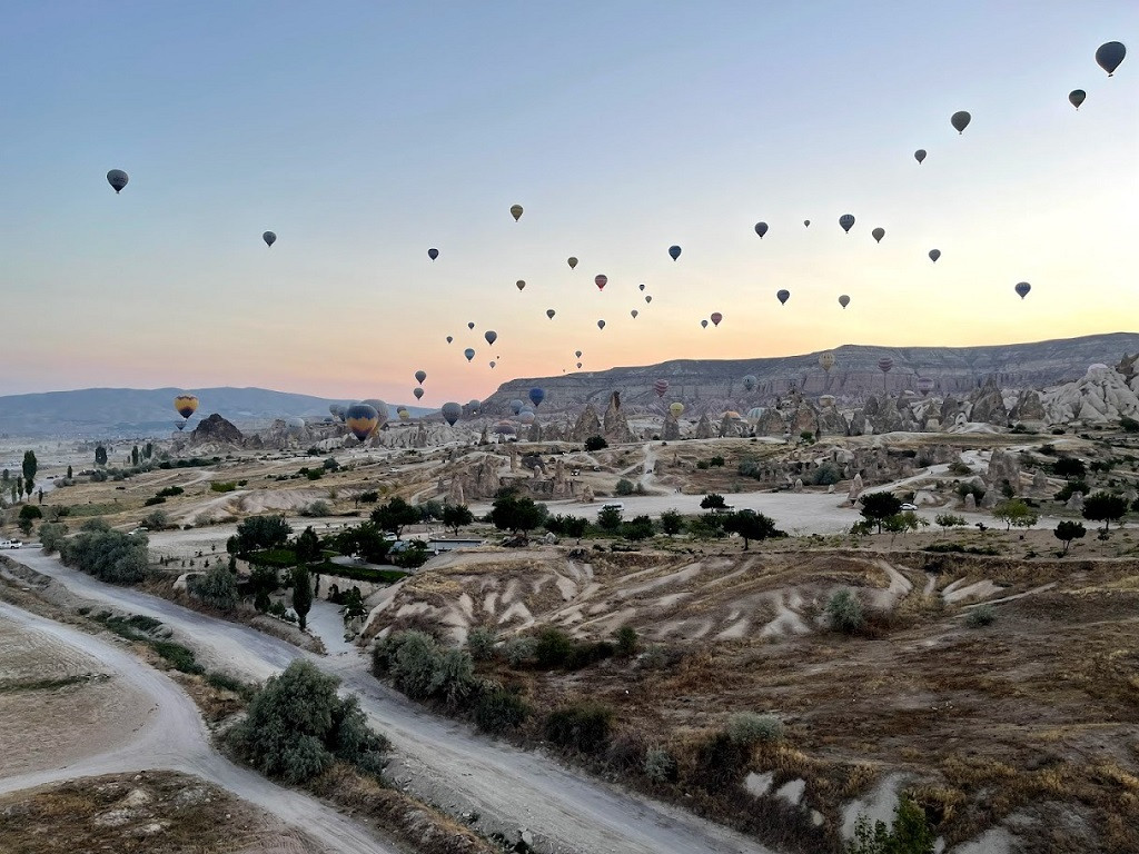 ހޮޓް އެއަރ ބެލޫން - ހޮޓް އެއަރ ބެލޫންގައި ތިބެ އެ ސަރައްދު ފެންނަ އިރު އެތަނުގެ ރީތިކަން ވަރަށް ބޮޑަށް ފެނިގެންދޭ - ފޮޓޯ: ނާޒުމީ ސައީދު / ރާއްޖެއެމްވީ