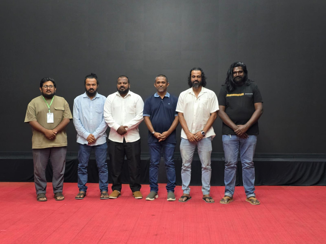 ޑްރައިވަރސް އެސޯސިއޭޝަން އޮފް މޯލްޑިވްސްގެ މެމްބަރުން އިންތިޚާބު ކުރި ފުރަތަމަ ހިންގާ ކޮމިޓީ ފޮޓޯއަކަށް ހުއްޓިގެން