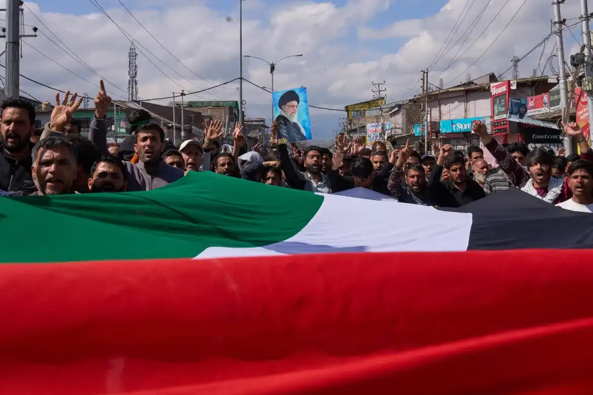 އިންޑިއާގެ ބާރުގެ ދަށުގައި އޮންނަ ކަޝްމީރުގެ އުތުރުގެ ރަށެއް ކަމަށްވާ މަގާމްގައި ގުދުސް ދުވަހުގެ މުނާސަބަތުގައި މުސްލިމުން ނުކުމެ އެމެރިކާ އާއި އިޒްރޭލްއާ ދެކޮޅަށް އަޑު އުފުލައި، އީރާން އާއި ފަލަޞްޠީނު ރައްޔިތުންނާ އެކު ތިބިކަން ހާމަކުރަނީ