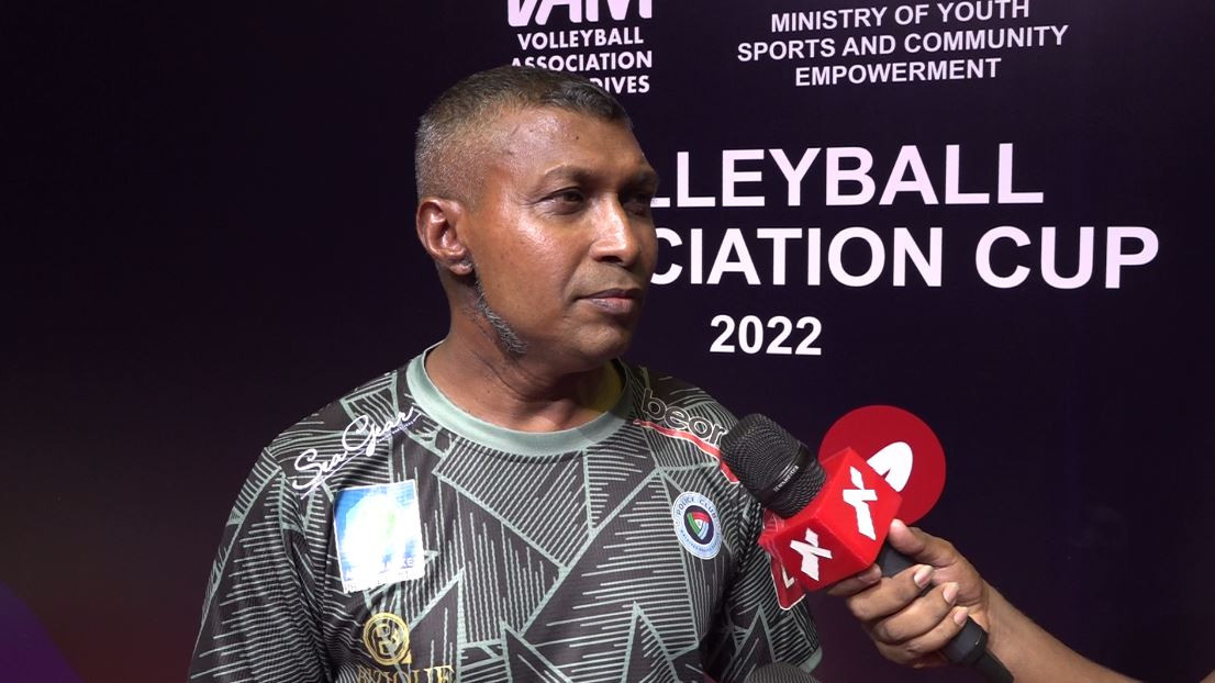 ޕޮލިސްގެ ކޯޗު ފައްލޯ