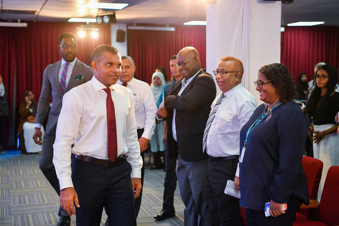 މި މައުރަޒަކީ އާބާދީ މުސްކުޅިވުން ހުއްޓުވުމުގައި ލައިފް-ސައިކަލް އެޕްރޯޗާއި ޖެންޑާ ޑައިމެންޝަނަށް ހޭލުންތެރިކަން އިތުރުކުރުމުގެ ގޮތުން ބައިނަލްއަޤްވާމީ ފެންވަރުގައި ވަކާލާތު ކުރުމުގެ ކެމްޕެއިންގެ ދަށުން ކުރިއަށް ގެންދިޔަ މައުރަޒެއް - ފޮޓޯ: ރައީސް އޮފީސް