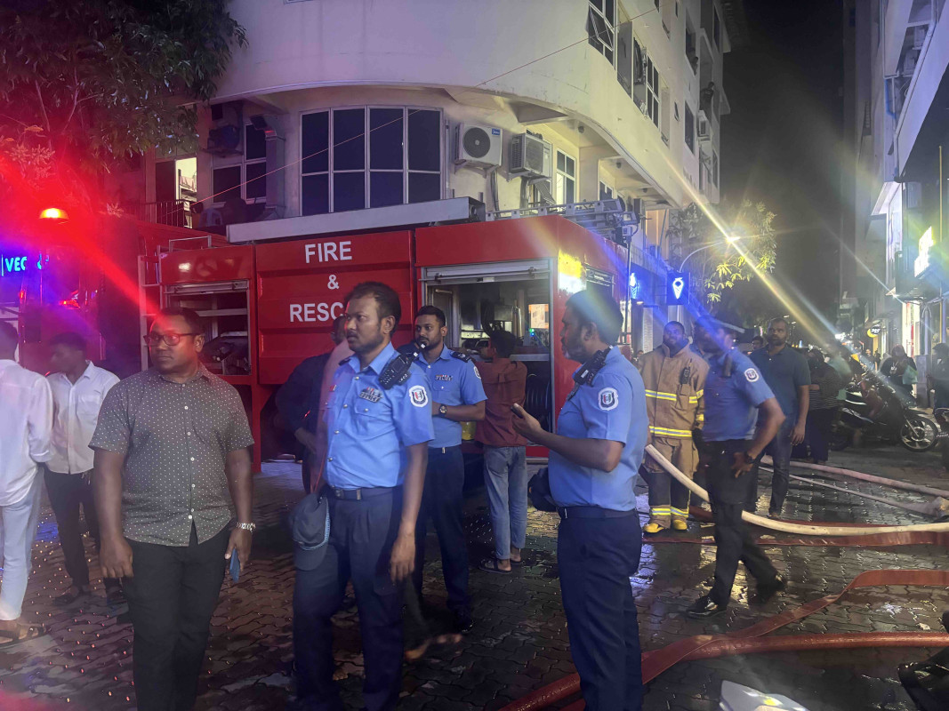 މާލެ ގެއެއްގައި ރޯވިއަލިފާންގަނޑު ނިއްވާލުމުގެ މަސައްކަތް ކުރަނީ